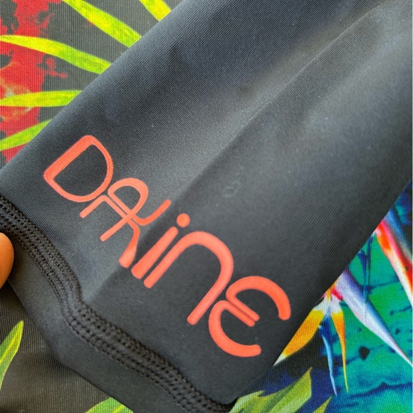 NWT Woman’s Dakine Long Sleeve Rash Guard SPF 50 | Tropical design | Size Medium - Picture 6 of 7